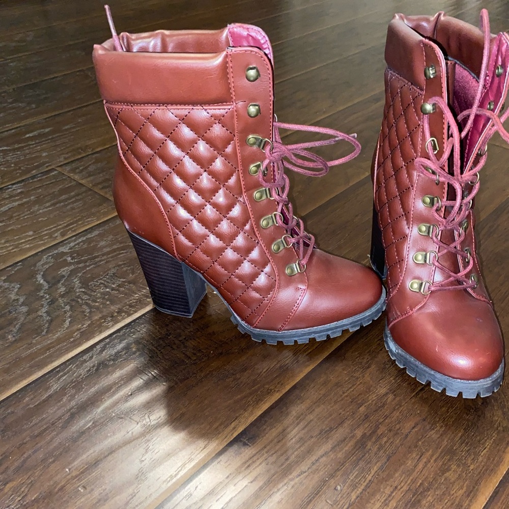 Heeled burgundy bootie